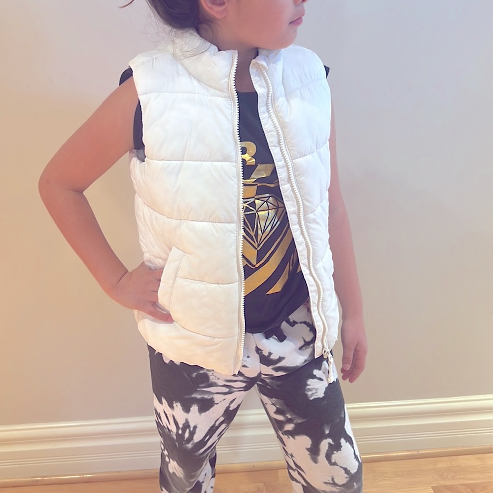 Old Navy white puffer quilted water-proof padded vest. Girl boy M 8
